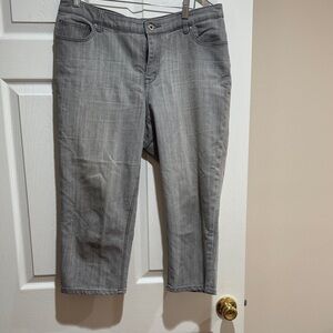 Chico's Platinum Gray Cropped Capris Size 2 GUC